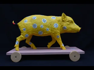 Gelbes Schwein steht auf rosanem Skateboard