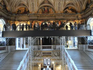 Besucher stehen auf Plattform um obere Galerie im Museum zu betrachten 