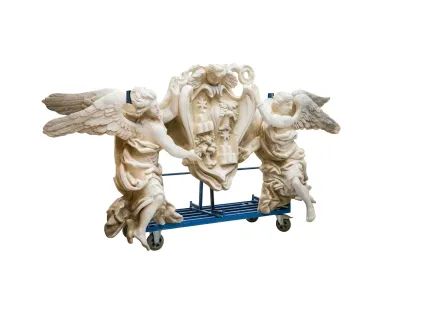 Kulissenwagen mit Engelsskulptur