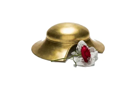 Goldhelm mit Rose und weißem Tuch