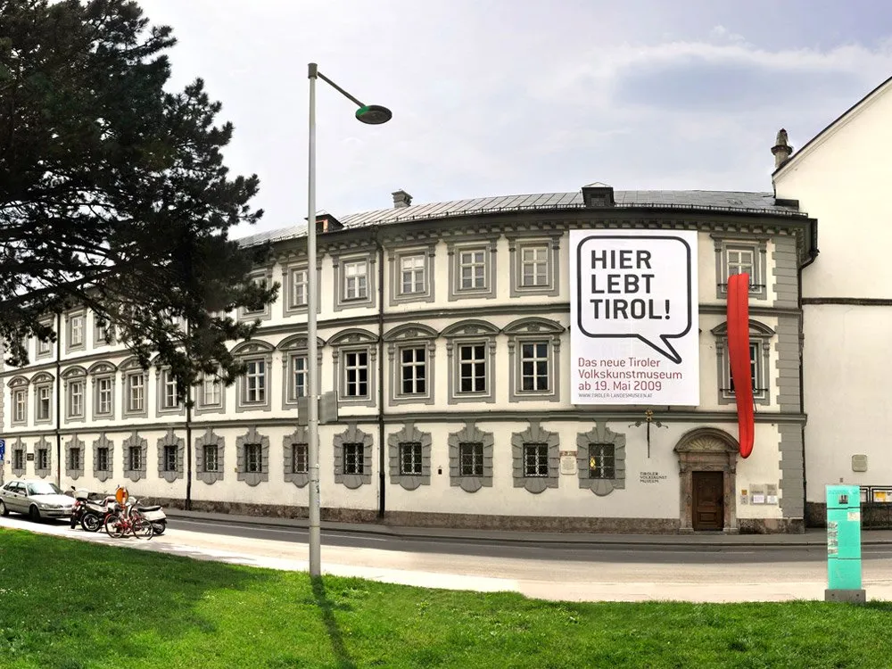 Weitwinkelansicht auf Museum mit langer roter Zunge die aus dem Fenster hängt