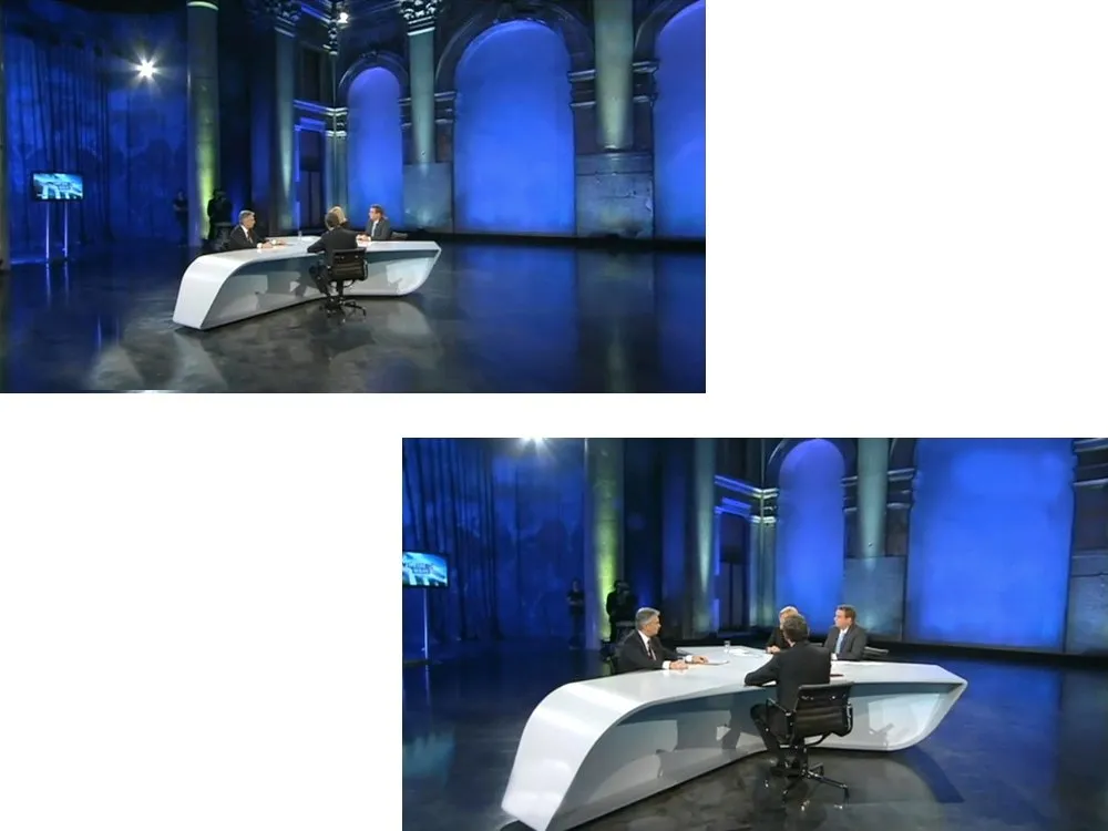 Vier Personen in Anzügen an einem modernen weißen Tisch in einem blauen Studio mit Säulen und einem Monitor, aufgenommen aus zwei verschiedenen Winkeln