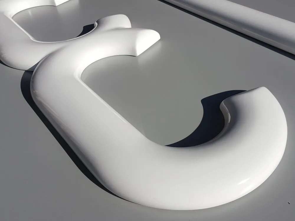 Detailansicht: 3D Buchstaben "C" in Werkstatt
