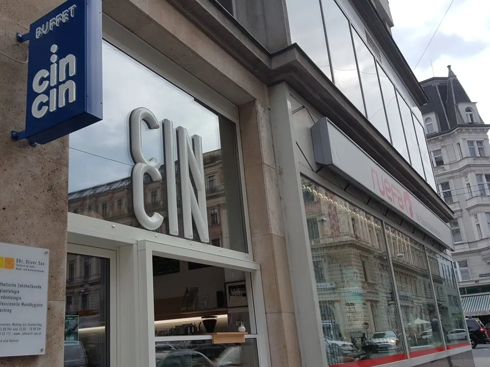 Außenansicht auf 3D Schrift "Cin Cin" auf Fassade