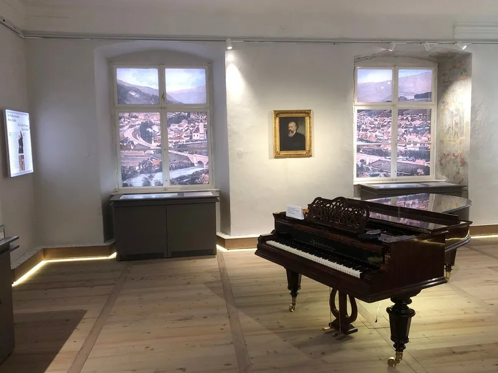 Ausstellungsraum: schwarzer Flügel, Tastatur sichtbar