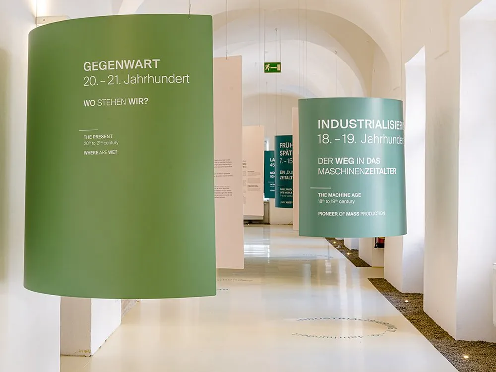 Gang mit hängenden Informationspaneelen 