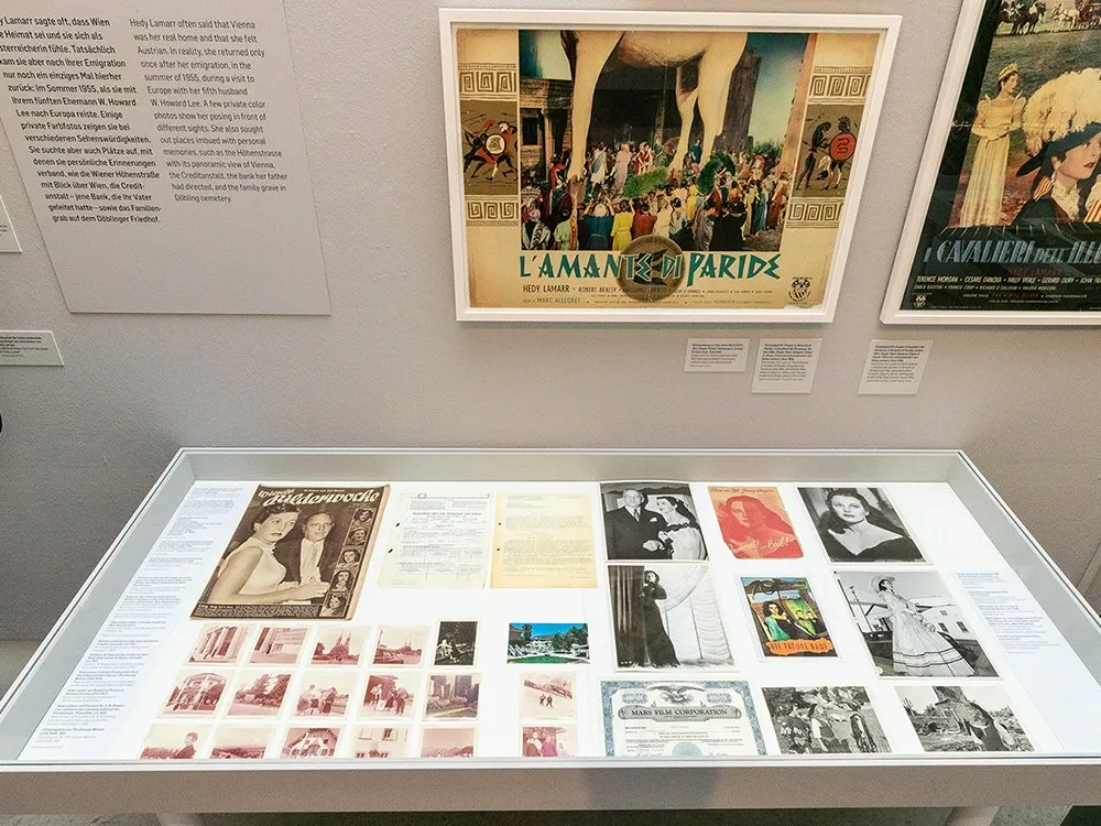 Ausstellung: Vitrine mit Fotos, Dokumenten, Plakaten und Infotexten über Hedy Lamarr 