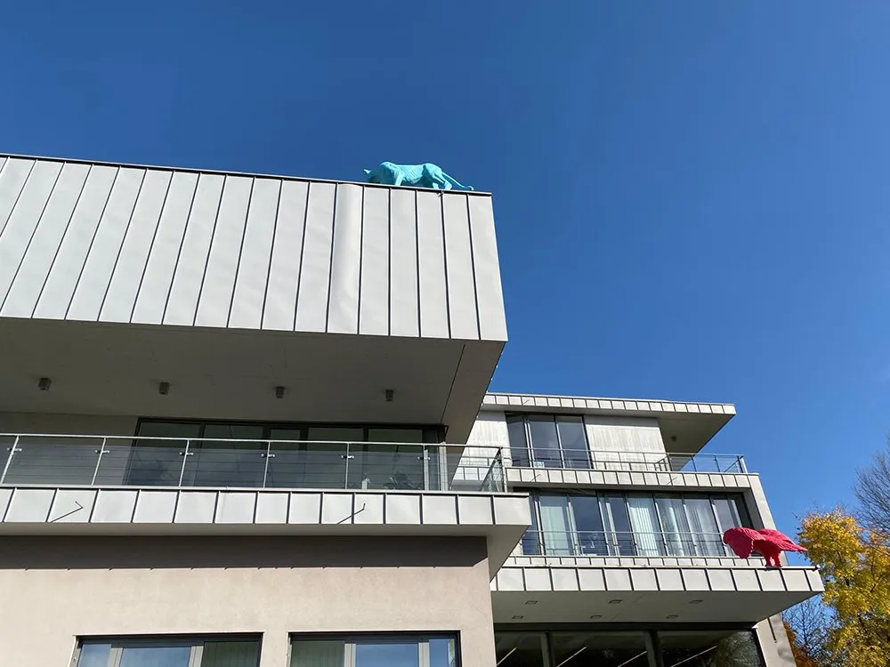 Blick von unten auf Gebäude, Löwe und Adler Figur sichtbar