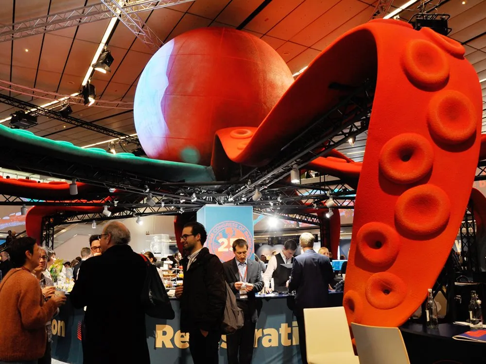 Nahaufnahme von Messestand unter Krakententakel