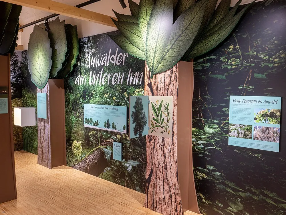 Detailansicht: Blatt- und Baumstamm-Dekorationen