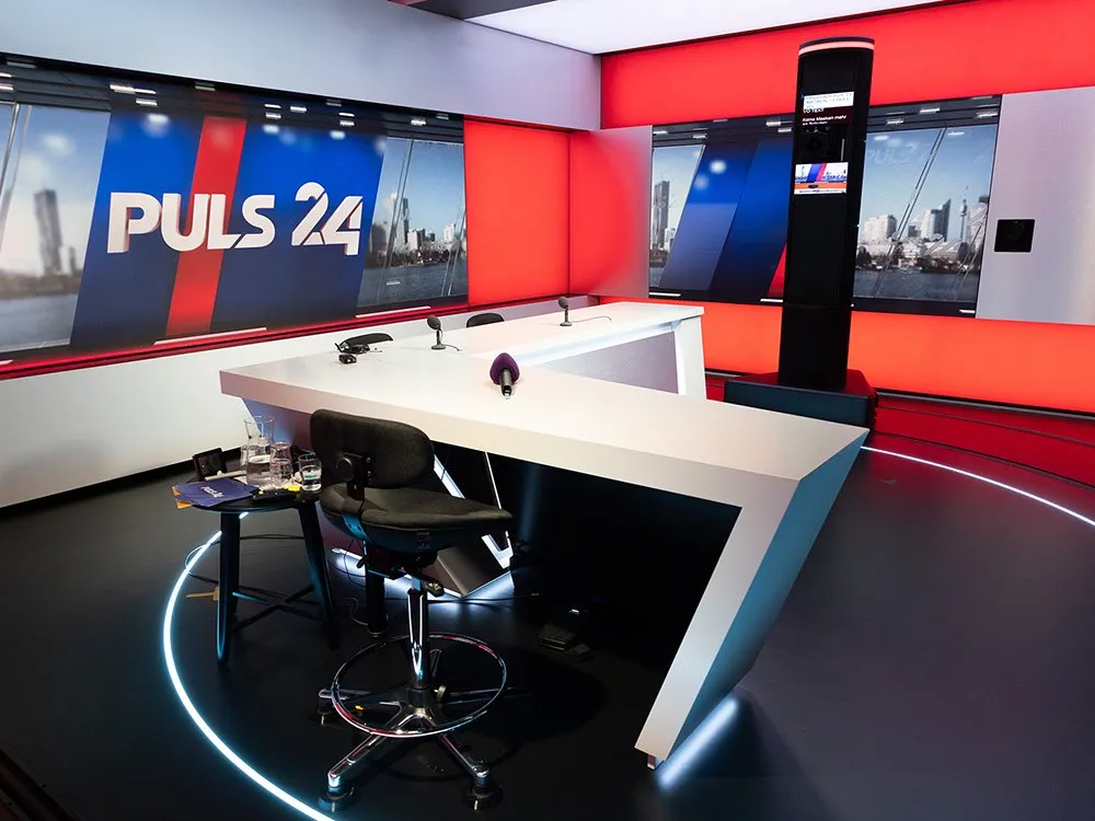 Blick von hinter einem der Stühle auf das Studio
