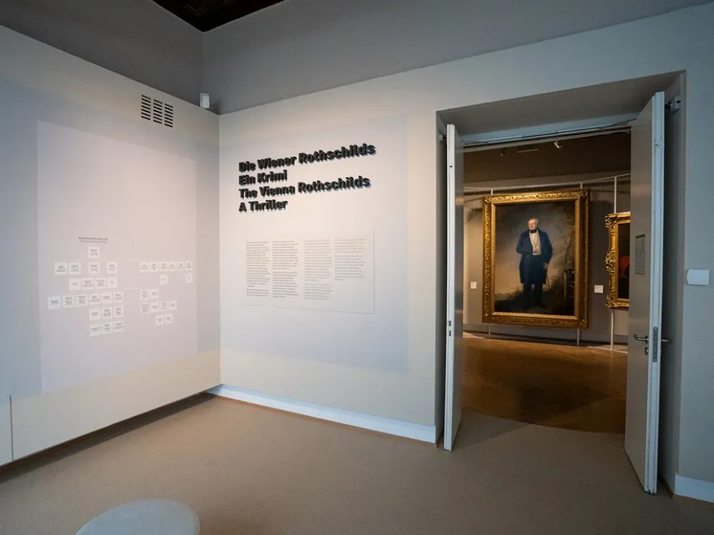 Ausstellungsraum: Texte und Familienstammbaum der Wiener Rothschilds an der Wand