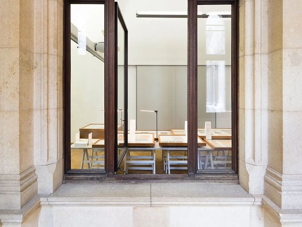 Blick durch ein Fenster den Ausstellungsraum
