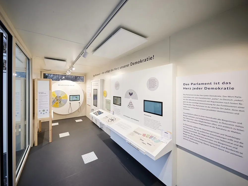 Innenansicht eines Containers, Ausstellung mit Modellen und Texttafeln