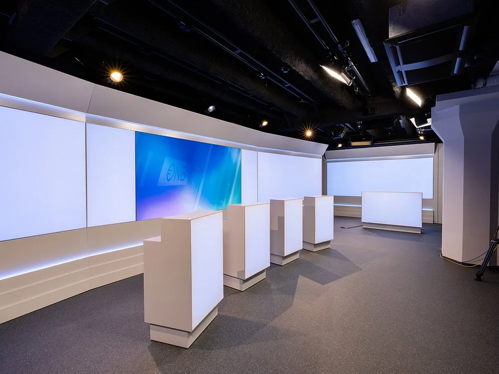 Studio und 4 weiße Pulte, aus breiter Perspektive