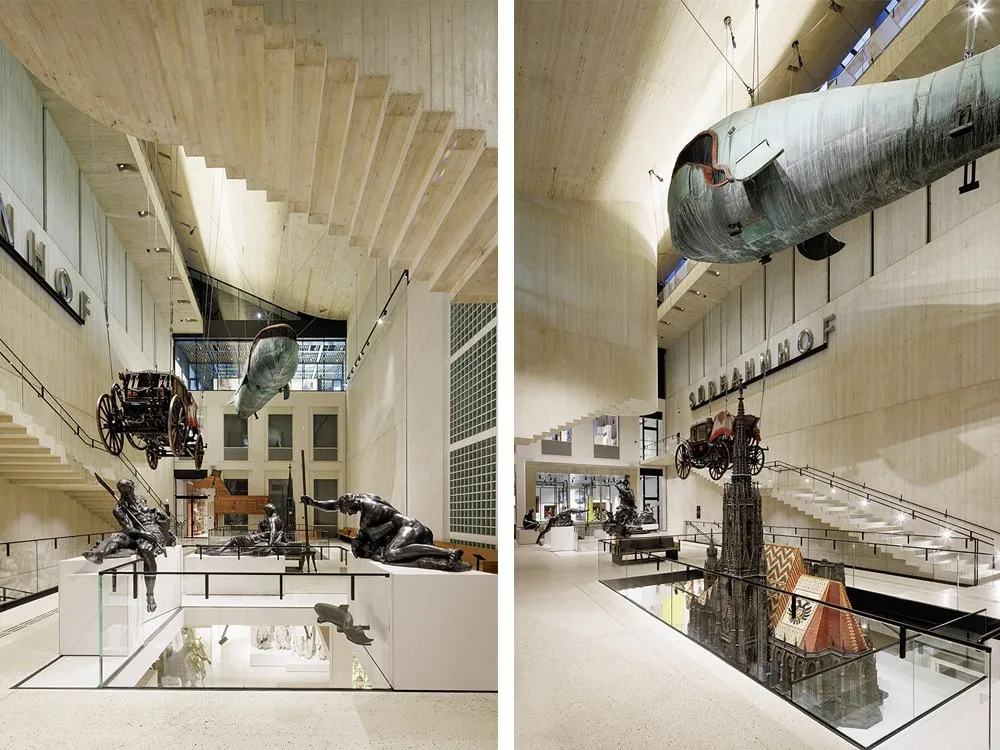 Zweiteiliges Bild desselben Raums: Links Fokus auf hängenden Wal namens Poldi, einem historischen Prater-Symbol im Wien Museum, mit Kutsche und Statuen unter einer Treppe; rechts Fokus liegt auf einem hängenden Luftschiff, einer Kutsche