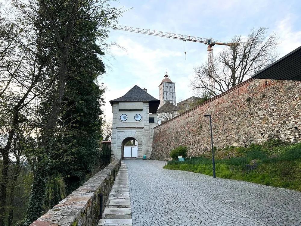 Aufgang zur Schallaburg mit einem Tor mit überdimensionalen Augen