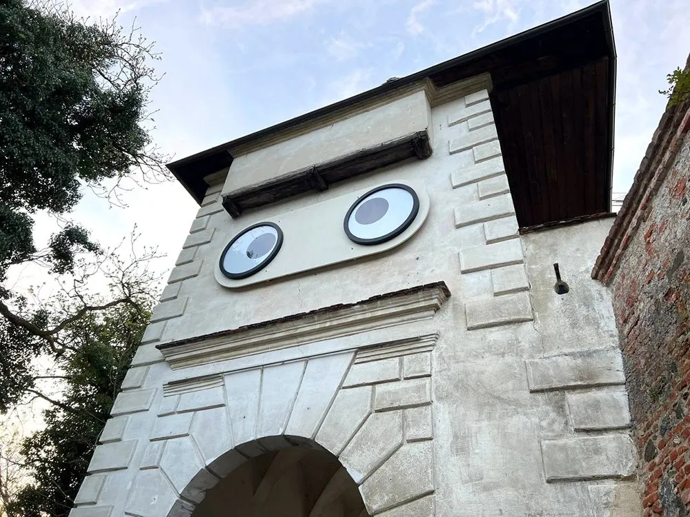 Detailansicht: Turm mit überdimensionalen Augen