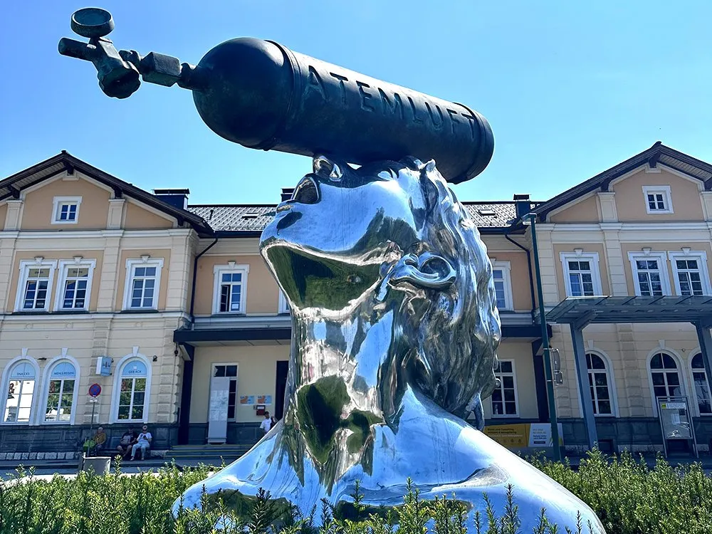Frontale Ansicht der Skulptur. 