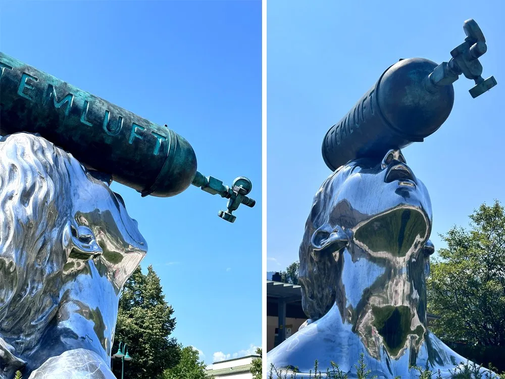 Zwei Hochformat Fotos der Skulptur nebeneinander, eines von der rechten Seite, anderes frontal von unten.