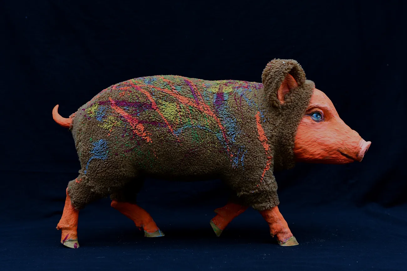 Orangenes Schwein mit braunem Fleecepullover