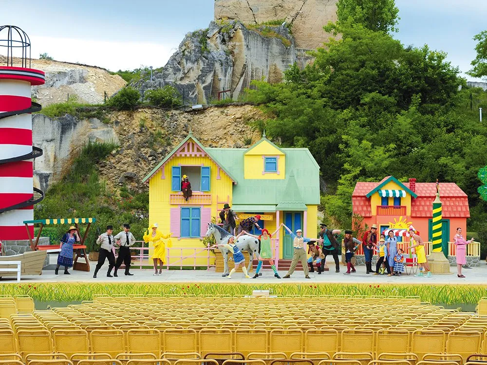 Gesamtes Bühnenbild: Villa Kunterbunt, Pippi, Tommy, Annika, Pferd und andere Charaktere davor 