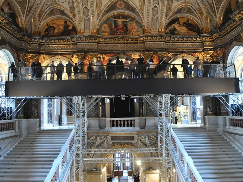 Besucher stehen auf Plattform um obere Galerie im Museum zu betrachten 