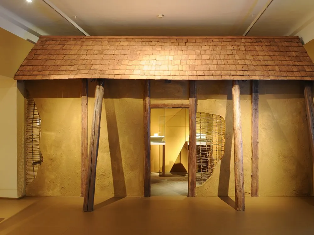 Nachbildung einer Hausefassade aus Lehm mit großen Holzbalken 