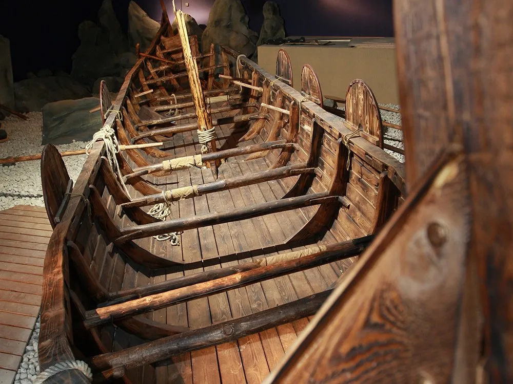 Innenansicht von WIkingerschiff mit Holzbalken 