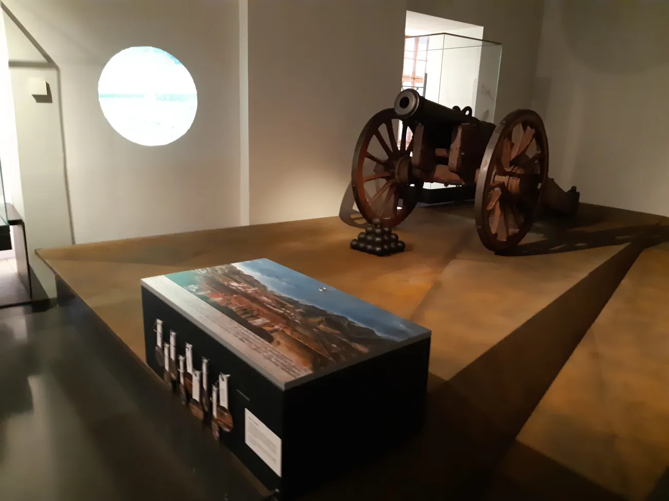 Eine Kanone mit einer Aktivstation. Der Besucher kann Lupen in einen Projektor stecken und Teile des Bilds werden groß an die Wand projeziert