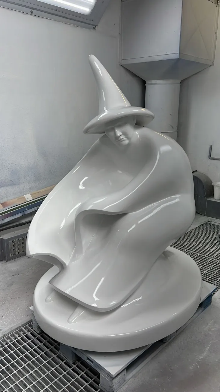 Skulptur in Hochglanz von Künstlerin Jakob Lena Knebl 