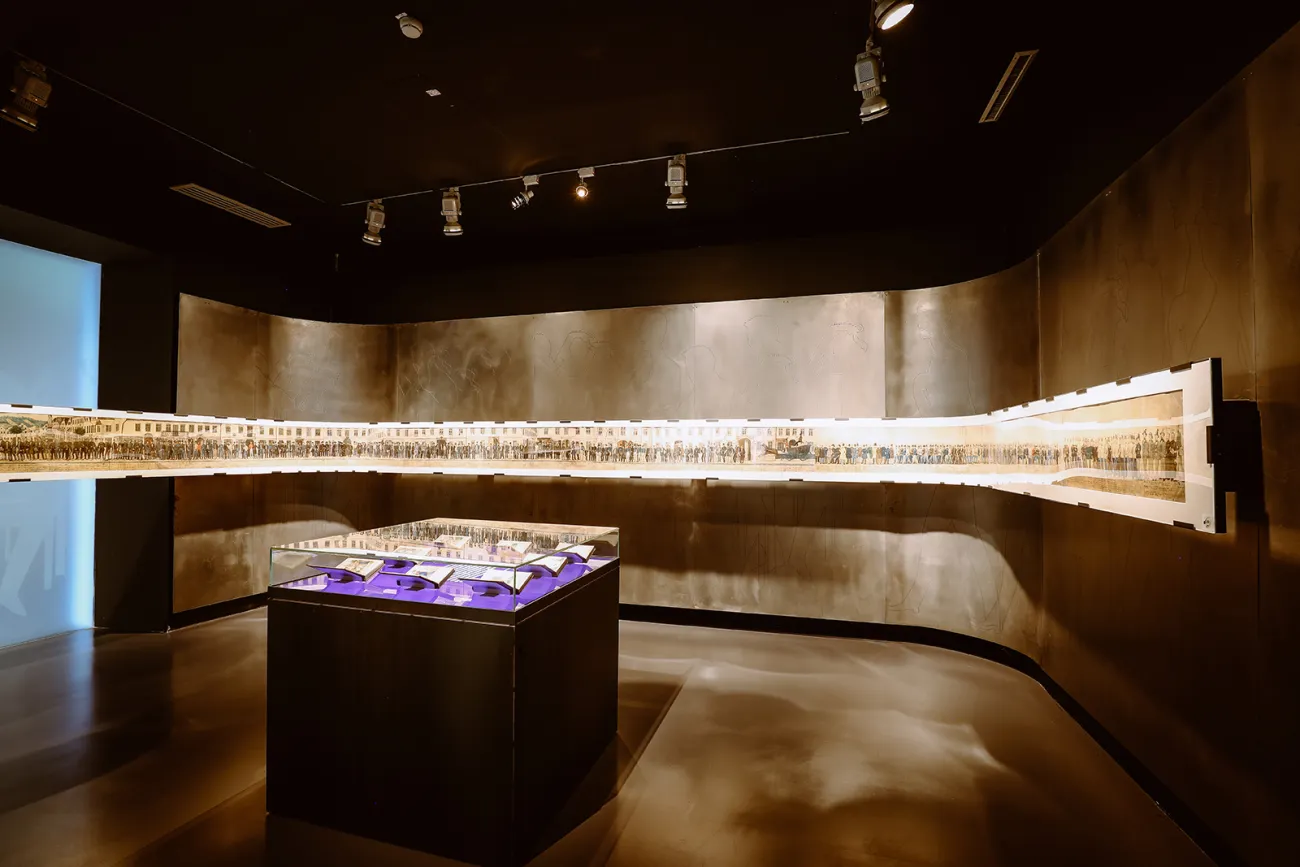 Ein Panoramaband läuft an der Wand entlang mit interaktiven Elementen