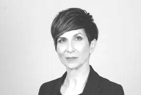 Frau mit dunklem Haar und Seitenscheitel
