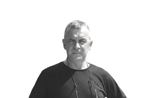 Mann mit kurzen Haaren