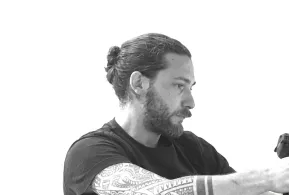 Mann mit Bart hat Akkuschrauber in der Hand