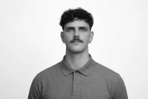 Halbporträt in schwarz-weiß: Mann mit kurzen Haaren, im Poloshirt