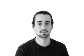 Junger Mann mit Bart und dunklen Haaren